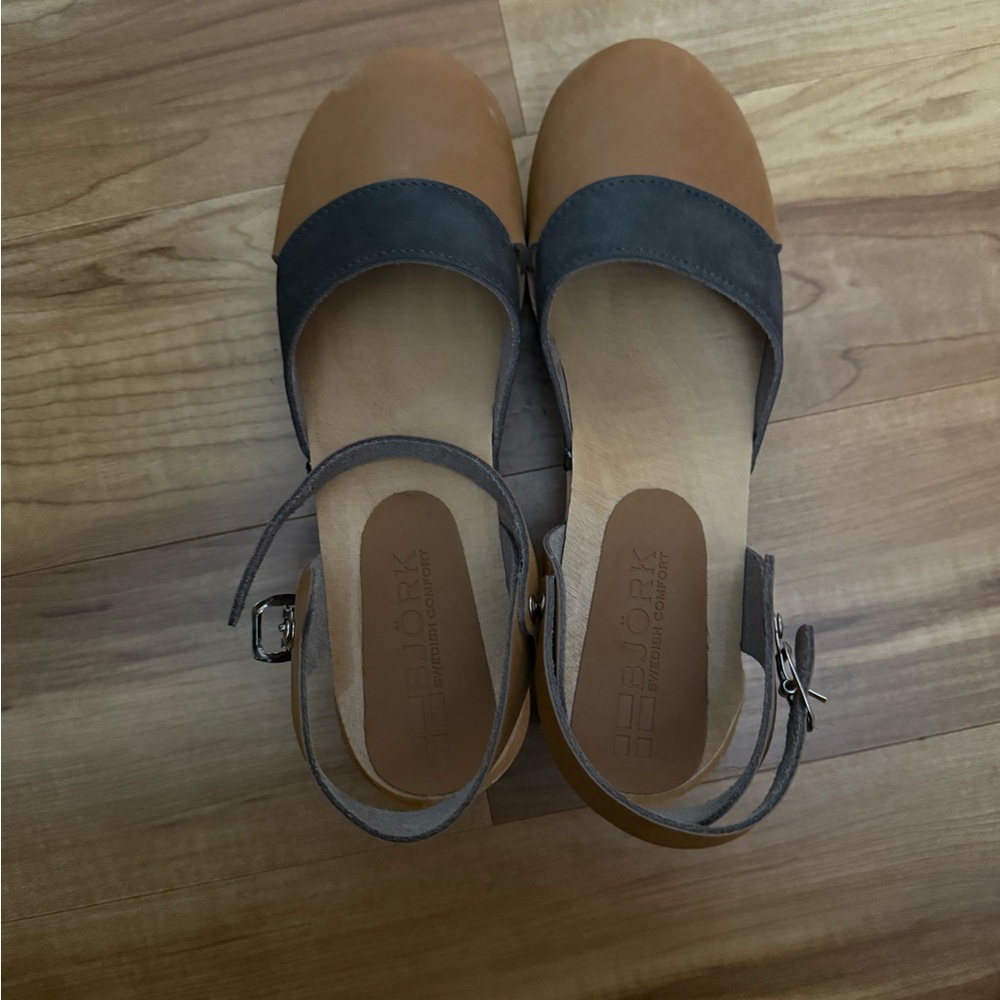 Comfortable Women's Tan and Gray Sandals